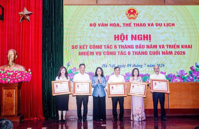 Bộ trưởng Bộ VHTT&amp;DL đã trao tặng Huân chương Lao động của Chủ tịch nước cho các các nhân có thành tích xuất sắc. Ảnh: BTC