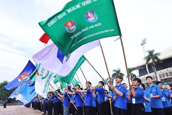 Các đội hình tình nguyện tại lễ xuất quân về các địa bàn để thực hiện nhiệm vụ. Ảnh: Minh Đức – TTXVN