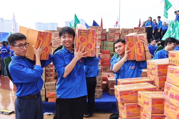 Các tình nguyện viên vận chuyển nhu yếu phẩm đến các tỉnh thành để làm nhiệm vụ. Ảnh: Minh Đức – TTXVN