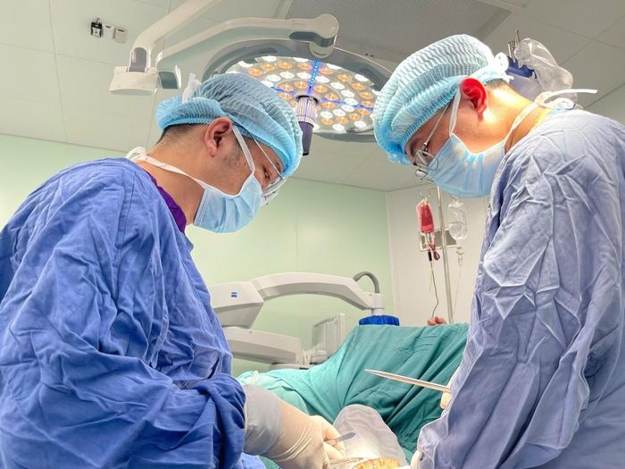 TS.BS Lưu Danh Huy, Phó Trưởng khoa Phẫu thuật Chi trên và Y học thể thao, Bệnh viện Hữu nghị Việt Đức kiêm nhiệm Phụ trách quản lý, điều hành Trung tâm Chấn thương chỉnh hình và Y học thể thao cơ sở Ninh Bình phẫu thuật cho người bệnh. Ảnh: BVCC