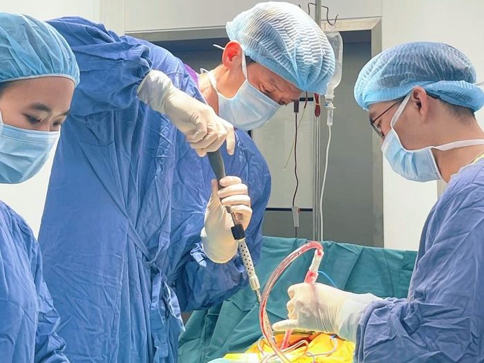 ThS.BS Trần Đình Toản – Bác sĩ Trung tâm Phẫu thuật Cột sống phẫu thuật cho người bệnh. Ảnh: BVCC