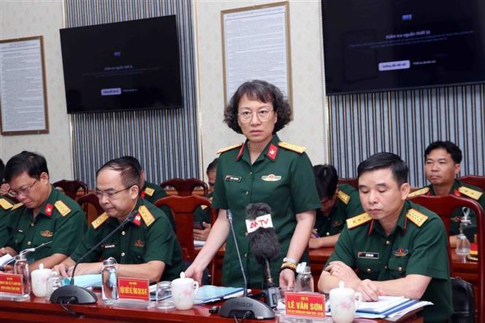 Thượng tá Phạm Thị Thanh Vân (đứng), Viện Thiết kế, Tổng cục Hậu cần- Kỹ thuật, Bộ Quốc phòng chia sẻ kết quả khảo sát thực địa bằng phương pháp radar xuyên lòng đất. Ảnh: Xuân Khu-TTXVN