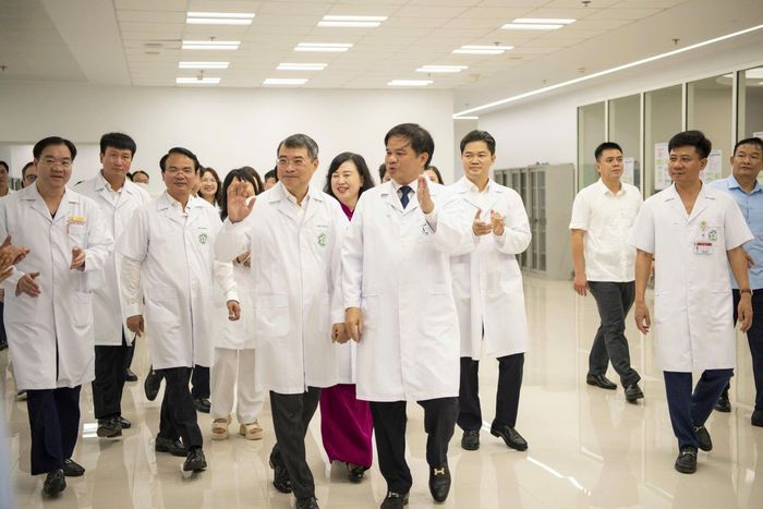 Thủ tướng Chính phủ Lê Minh Hưng cùng đoàn công tác Trung ương đã đến dự Lễ khai trương hoạt động Bệnh viện Hữu nghị Việt Đức cơ sở Ninh Bình, đồng thời tới thăm và làm việc tại Bệnh viện Bạch Mai cơ sở Ninh Bình. Ảnh: BVCC