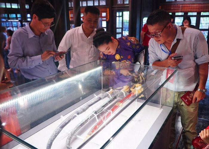 Triển lãm quy tụ 23 nhà sưu tập với hơn 100 hiện vật, bộ hiện vật độc đáo được chế tác dưới thời Nguyễn. Ảnh: Nguyên Lý - TTXVN.