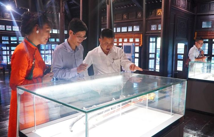 Mỗi cổ vật là một “chứng nhân lịch sử” mang trong mình dấu ấn của một thời kỳ vàng son cùng những giá trị nghệ thuật được kết tinh qua bàn tay tài hoa của các nghệ nhân xưa. Ảnh: Nguyên Lý - TTXVN.