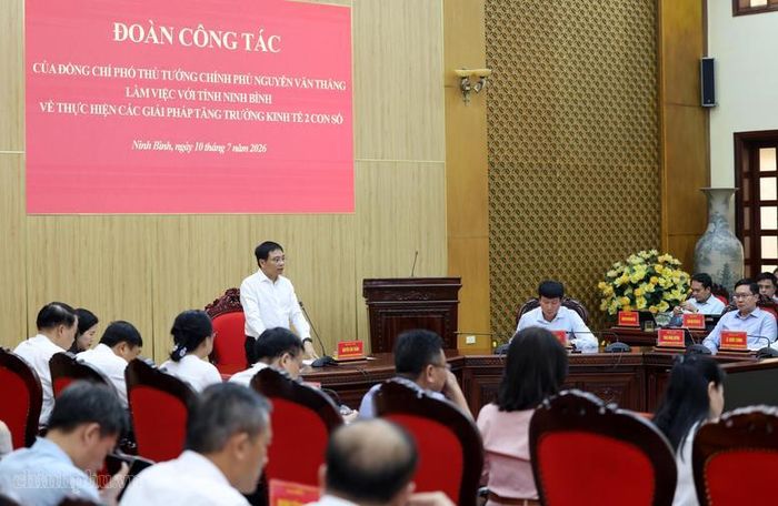 Phó Thủ tướng yêu cầu Ninh Bình chuyển mạnh từ thu hút FDI theo số lượng sang ưu tiên chất lượng, tập trung vào các ngành công nghệ cao, trí tuệ nhân tạo, công nghiệp bán dẫn và các lĩnh vực có giá trị gia tăng lớn - Ảnh: VGP/Đức Tuân