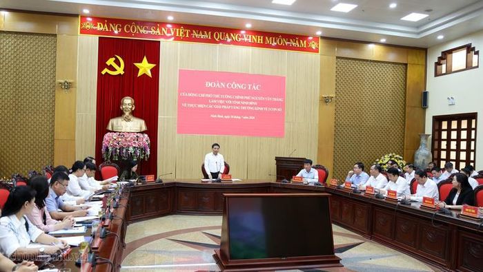 Phó Thủ tướng Nguyễn Văn Thắng nhấn mạnh Ninh Bình cần tập trung thực hiện hai mục tiêu xuyên suốt là duy trì tăng trưởng cao gắn với phát triển bền vững và phấn đấu đủ điều kiện trở thành thành phố trực thuộc Trung ương trước năm 2030 - Ảnh: VGP/Đức Tuân