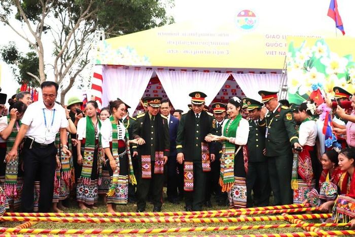 Hai đồng chí Phó Thủ tướng, Bộ trưởng Bộ Quốc phòng hai nước cùng tham gia một số hoạt động giao lưu hữu nghị tại tỉnh Nghệ An - Ảnh: VGP/DA