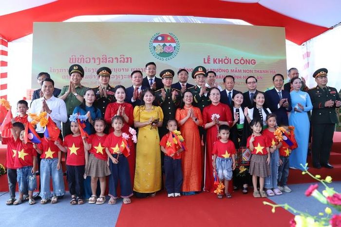 Hai đồng chí Phó Thủ tướng, Bộ trưởng Bộ Quốc phòng hai nước dự Lễ khởi công công trình Trường Mầm non Thanh Hà - Ảnh: VGP/DA