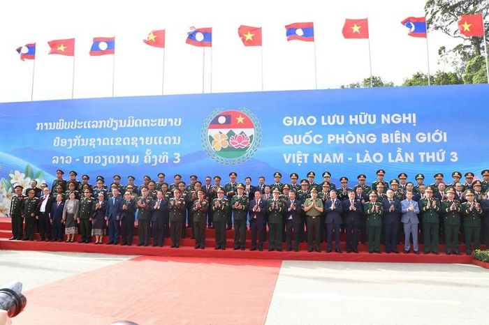 Hai đoàn đại biểu cấp cao Việt Nam-Lào chụp ảnh lưu niệm tại cửa khẩu Thanh Thủy - Ảnh: VGP/DA