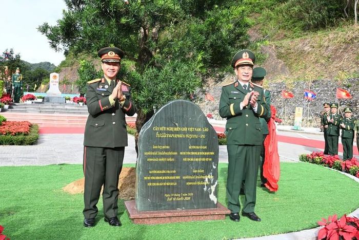 Hai đồng chí Phó Thủ tướng, Bộ trưởng Bộ Quốc phòng trồng cây hữu nghị - Ảnh: VGP/DA
