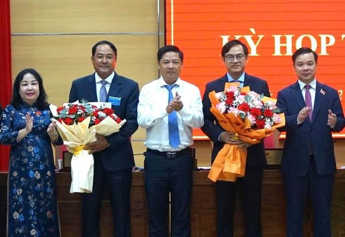 Tân Phó Chủ tịch UBND tỉnh Đắk Lắk Y Nhuân Byă (thứ 2 từ trái qua)