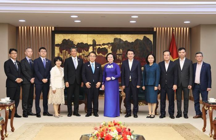 Phó Thủ tướng Phạm Thị Thanh Trà, Thống đốc Omura Hideaki và các đại biểu chụp ảnh lưu niệm - Ảnh: VGP/Thu Giang