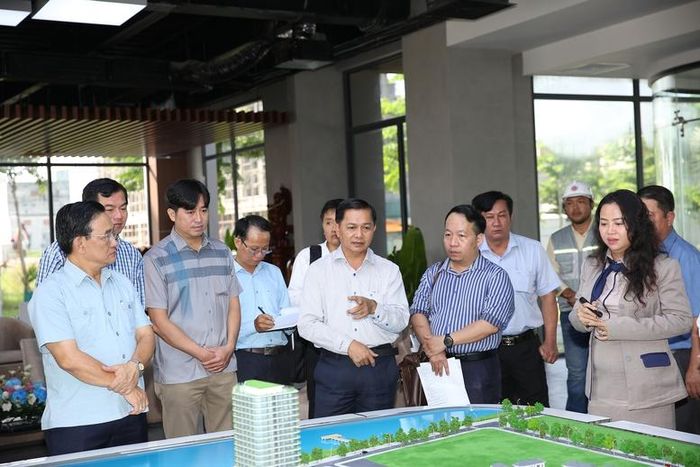 Bí thư Tỉnh ủy Vĩnh Long Trần Văn Lâu khảo sát tiến độ Khu thương mại, dịch vụ và du lịch Mỹ Thuận - Ảnh: VGP/LS