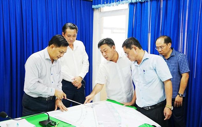 Bí thư Tỉnh ủy Vĩnh Long Trần Văn Lâu (ngoài cùng, bên trái) trao đổi với lãnh đạo tỉnh, sở ngành và xã Tân Quới về các giải pháp đẩy nhanh tiến độ dự án cụm công nghiệp Tân Bình - Ảnh: VGP/LS