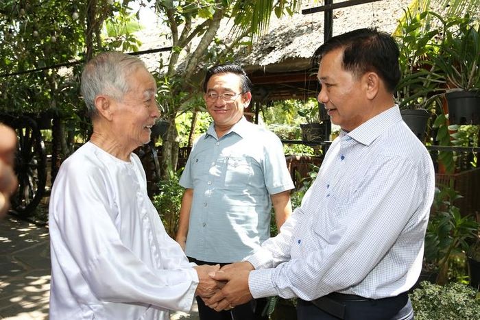 Bí thư Tỉnh ủy Vĩnh Long Trần Văn Lâu trao đổi với người dân và các cơ sở du lịch tại Nhà Dừa Cocohome, lắng nghe ý kiến để phát triển du lịch xanh gắn với sinh thái và văn hóa bản địa - Ảnh: VGP/LS