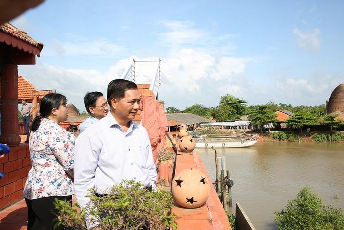 Bí thư Tỉnh ủy Vĩnh Long khảo sát Làng nghề gạch gốm Mang Thít - Ảnh: VGP/LS