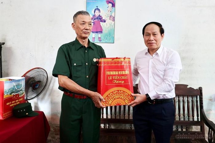 Phó Thủ tướng Lê Tiến Châu thăm hỏi, tặng quà ông Đào Đình Hảo, thương binh tại phường Hạc Thành, tỉnh Thanh Hóa - Ảnh: VGP/Thu Sa