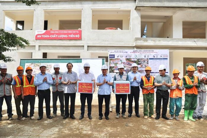 Phó Thủ tướng Lê Tiến Châu tặng quà các đơn vị thi công dự án Trường Nội trú liên cấp TH&amp;THCS Yên Khương, xã Yên Khương, tỉnh Thanh Hóa - Ảnh: VGP/Thu Sa