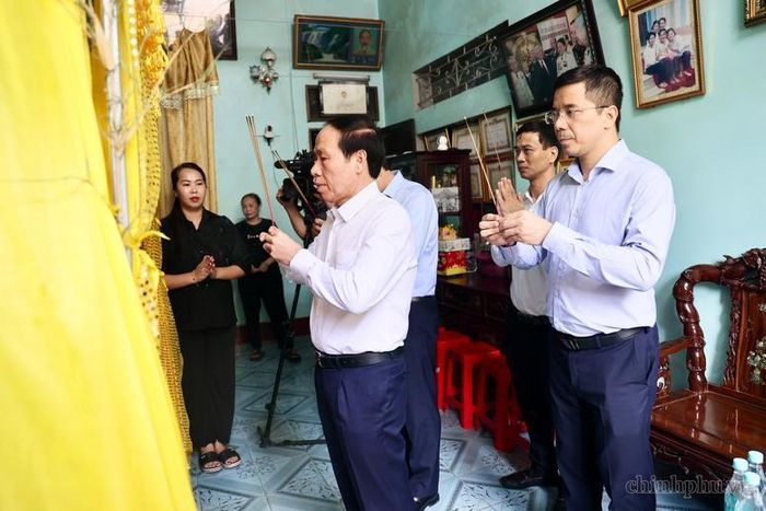 Phó Thủ tướng Lê Tiến Châu và đoàn công tác thắp hương và tặng quà tại gia đình Anh hùng Lực lượng vũ trang nhân dân, thương binh Ngô Thị Tuyển (đã từ trần ngày 4/7 vừa qua) - Ảnh: VGP/Thu Sa