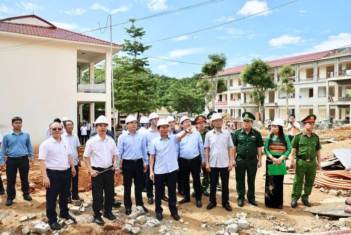 Phó Thủ tướng Lê Tiến Châu và đoàn công tác kiểm tra thực địa tình hình thi công dự án Trường Nội trú liên cấp TH&amp;THCS Yên Khương, xã Yên Khương, tỉnh Thanh Hóa - Ảnh: VGP/Thu Sa