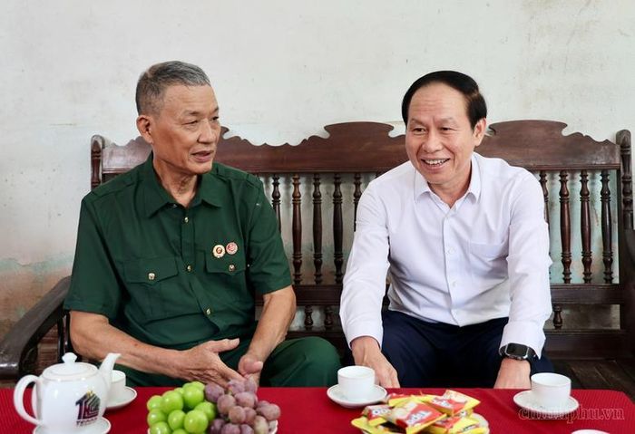 Phó Thủ tướng Lê Tiến Châu và ông Đào Đình Hảo, thương binh tại phường Hạc Thành, tỉnh Thanh Hóa - Ảnh: VGP/Thu Sa
