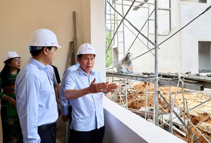Phó Thủ tướng Lê Tiến Châu trao đổi với các đơn vị tại dự án Trường Nội trú liên cấp TH&amp;THCS Yên Khương, xã Yên Khương, tỉnh Thanh Hóa - Ảnh: VGP/Thu Sa