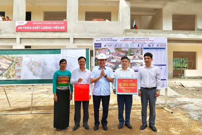 Phó Thủ tướng Lê Tiến Châu tặng quà tại dự án Trường Nội trú liên cấp TH&amp;THCS Yên Khương, xã Yên Khương, tỉnh Thanh Hóa - Ảnh: VGP/Thu Sa