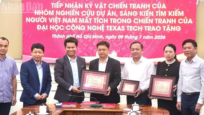 Ban Chỉ đạo 515 Thành phố Hồ Chí Minh đón nhận những tư liệu, kỷ vật chiến tranh do nhóm nghiên cứu tại Đại học Texas Tech (Hoa Kỳ) trao tặng.
