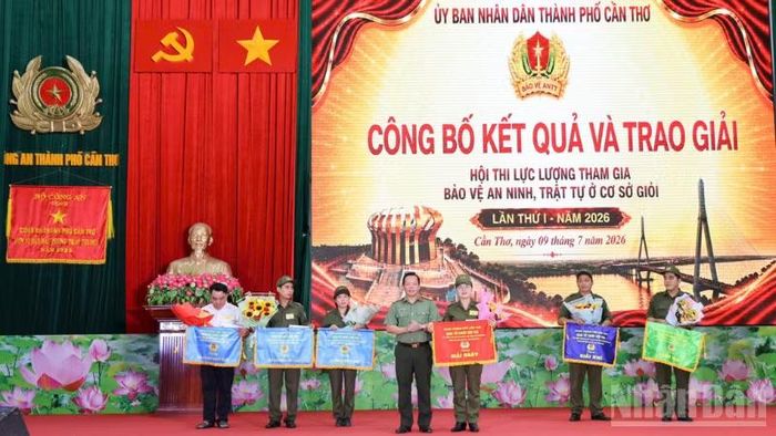 Đại tá Nguyễn Văn Thắng, Phó Giám đốc Công an thành phố, Phó Trưởng ban Thường trực Ban Chỉ đạo hội thi trao giải Nhất, Nhì, Ba và giải cá nhân.