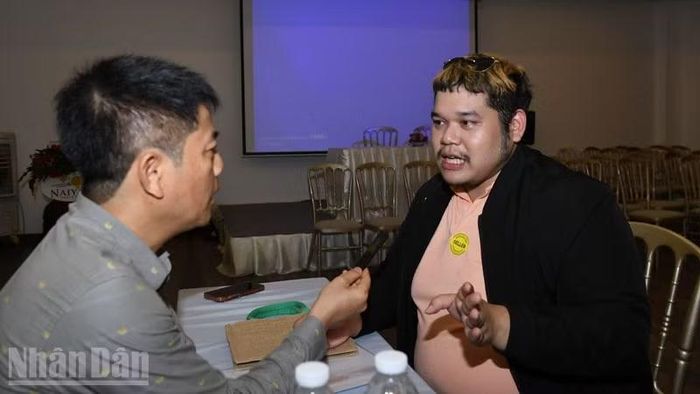 Ông Auttapong Rakasarak (bên phải) trả lời phỏng vấn phóng viên Báo Nhân Dân thường trú tại Thái Lan. (Ảnh: MINH THẮNG)