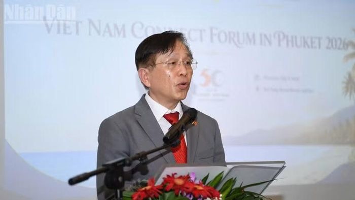Lãnh sự danh dự Việt Nam tại Phuket Thaneth Tantipiriyakij phát biểu tại diễn đàn. (Ảnh: MINH THẮNG)