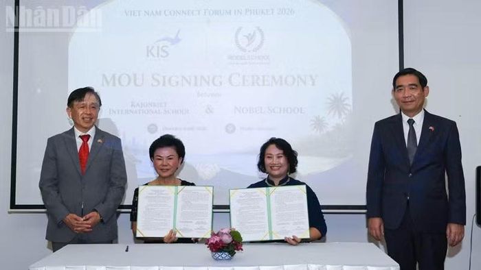 Lễ ký kết Bản ghi nhớ giữa Noble School và Trường Quốc tế Kajonkiet Phuket tại diễn đàn. (Ảnh: MINH THẮNG)