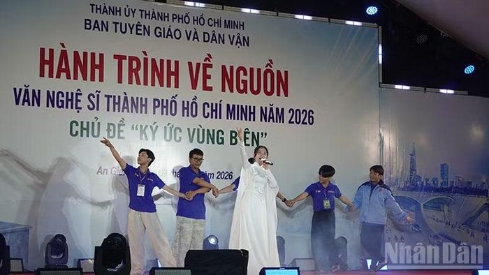 Ca sĩ Duyên Quỳnh trình bày ca khúc Viết tiếp câu chuyện hòa bình, sáng tác Nguyễn Văn Chung.