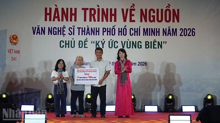 Trao bảng tượng trưng tặng quà cho học sinh có hoàn cảnh khó khăn ở xã Ba Chúc.
