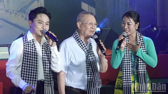 Nhạc sĩ Lê Văn Lộc hát cùng các ca sĩ bài "Em đi qua cầu cây" do ông sáng tác.