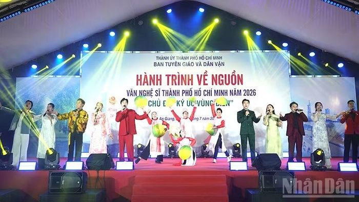 Các nghệ sĩ biểu diễn tiết mục mở màn chương trình.