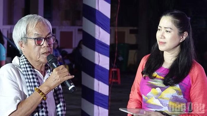 Giao lưu với nhà văn Nguyễn Đông Thức.