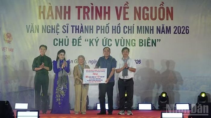 Trao bảng tượng trưng tặng quà cho xã Ba Chúc.
