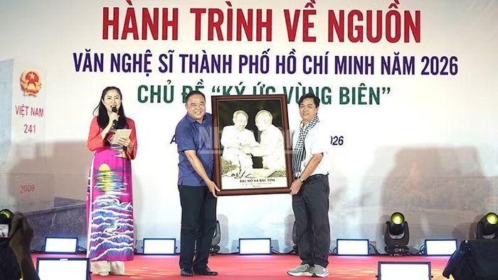 Đại diện xã Ba Chúc tặng quà cho Đoàn Thành phố Hồ Chí Minh.