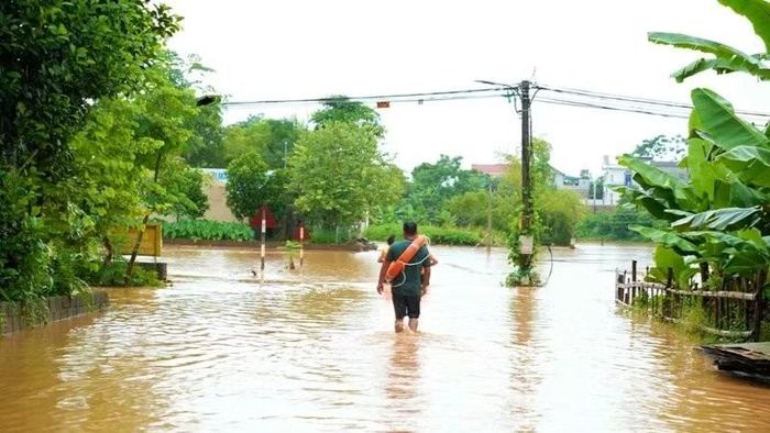 Mưa to xuất hiện lũ lớn tại xã miền núi Phú Đình.