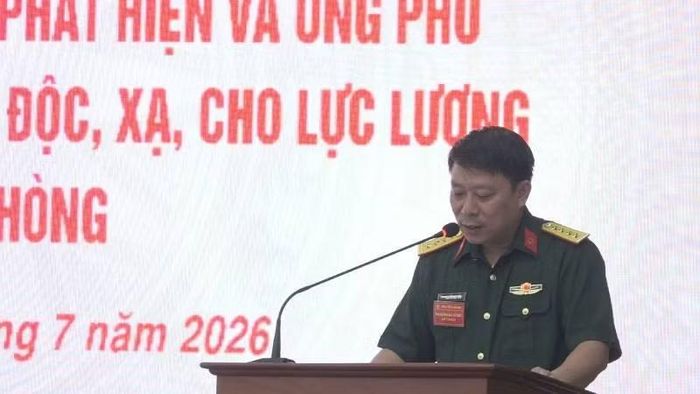 Đại tá Nguyễn Anh Tấn, Phó Chủ nhiệm Chính trị Binh chủng Hóa học, Phó Trưởng Ban tổ chức phát biểu tại buổi tập huấn.