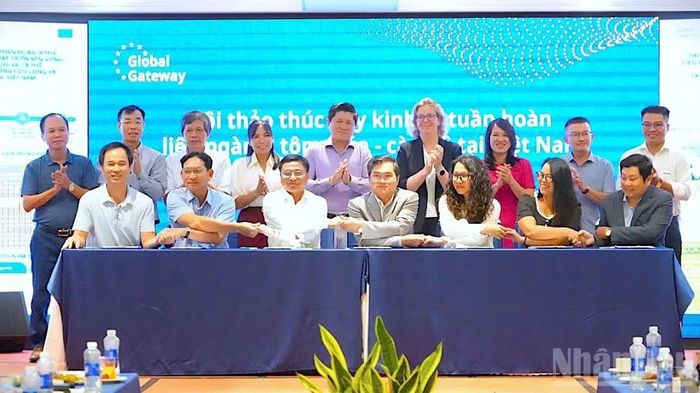 Các đơn vị tham gia ký kết hợp tác thực hiện dự án liên kết tại hội thảo.