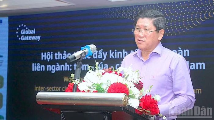 Phó Chủ tịch Ủy ban nhân dân tỉnh Cà Mau, kiêm Chủ tịch Liên minh Tôm sạch và bền vững Việt Nam Lê Văn Sử phát biểu ý kiến tại hội thảo.