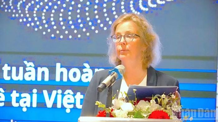 Bà Kristina Buende, Trưởng bộ phận Hợp tác, Phái đoàn Liên minh châu Âu (EU) tại Việt Nam phát biểu ý kiến tại hội thảo.