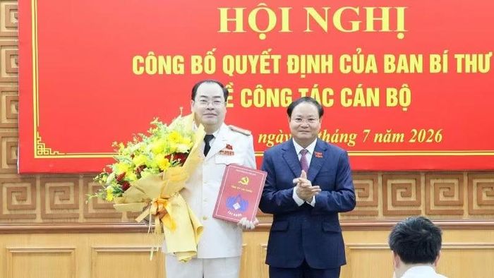 Bí thư Tỉnh ủy Lai Châu trao quyết định và tặng hoa chúc mừng Đại tá Bùi Quyết Toán.