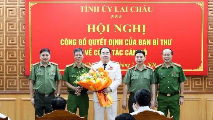 Lãnh đạo Công an tỉnh Lai Châu chúc mừng Đại tá Bùi Quyết Toán.