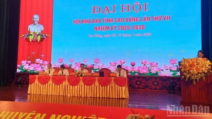 Đại diện Đoàn Chủ tịch trình bày báo cáo chính trị tại Đại hội.