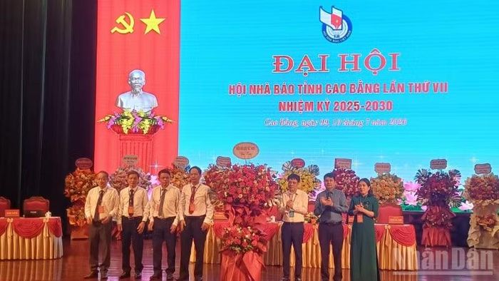 Đại diện Hội Nhà báo Việt Nam tặng hoa chúc mừng thành công của Đại hội.