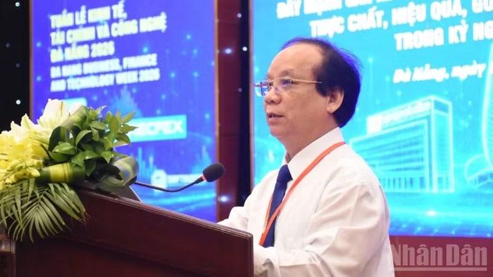 Phó Giáo sư, Tiến sĩ Nguyễn Ngọc Vũ, Giám đốc Đại học Đà Nẵng phát biểu đề dẫn hội thảo.